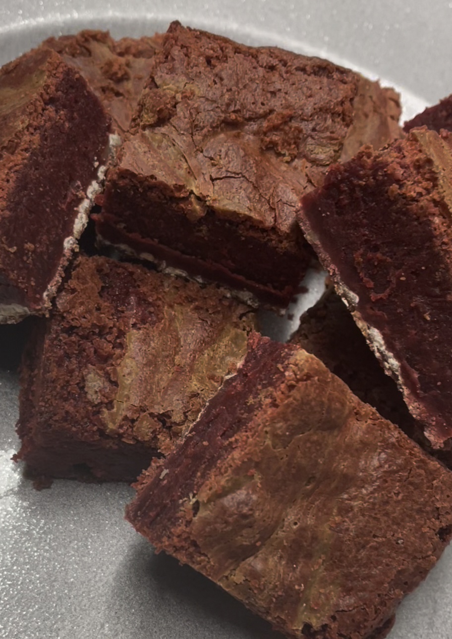 Red Velvet Brownie (20x30cm, ~15 portions)